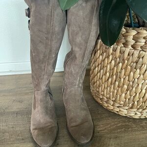 Born size 9 suede tall boots with heel, very comfy,,